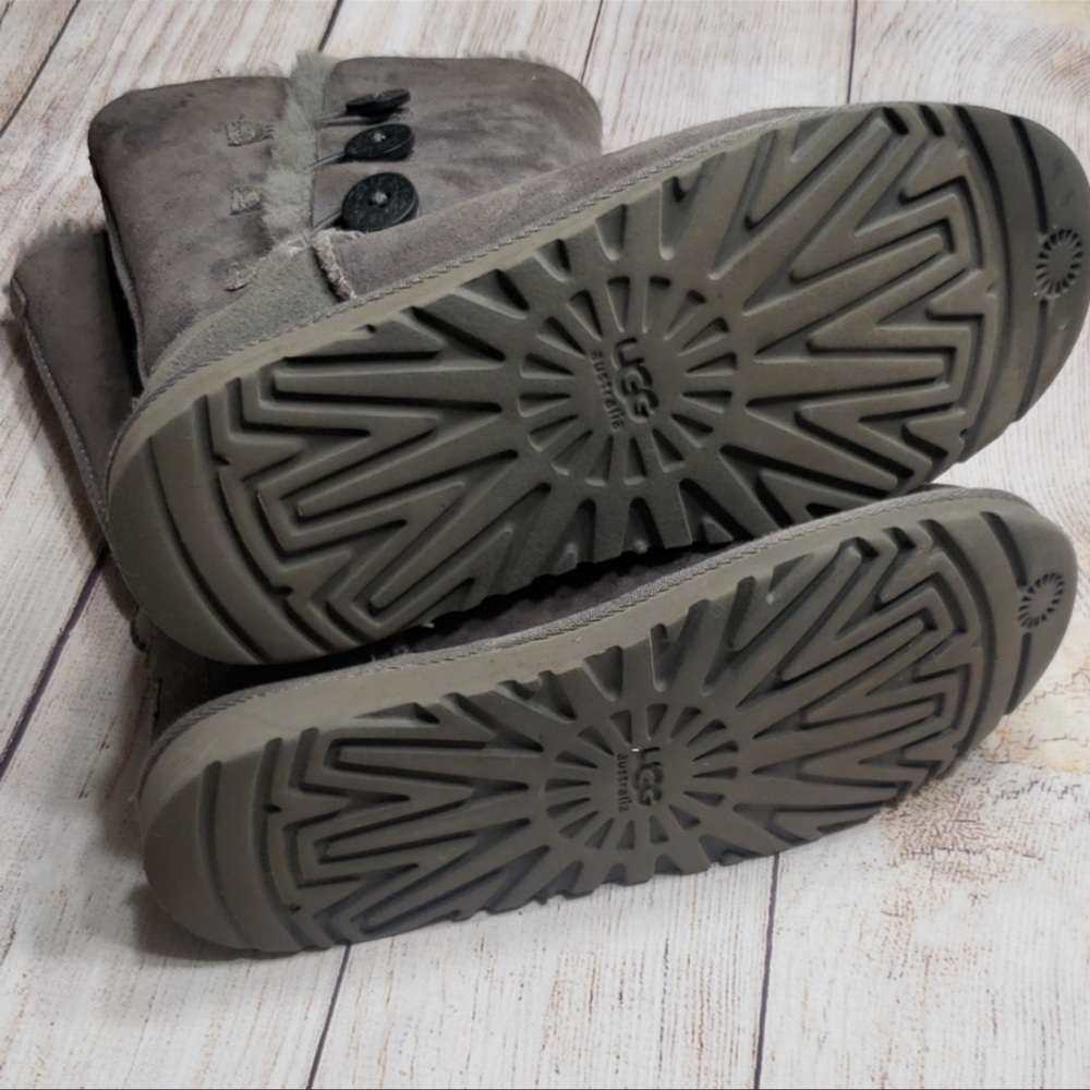 ๐ธ๐ฆ UGG BAILEY BUTTON TRIPLET BOOTS - Picture 6 of 8